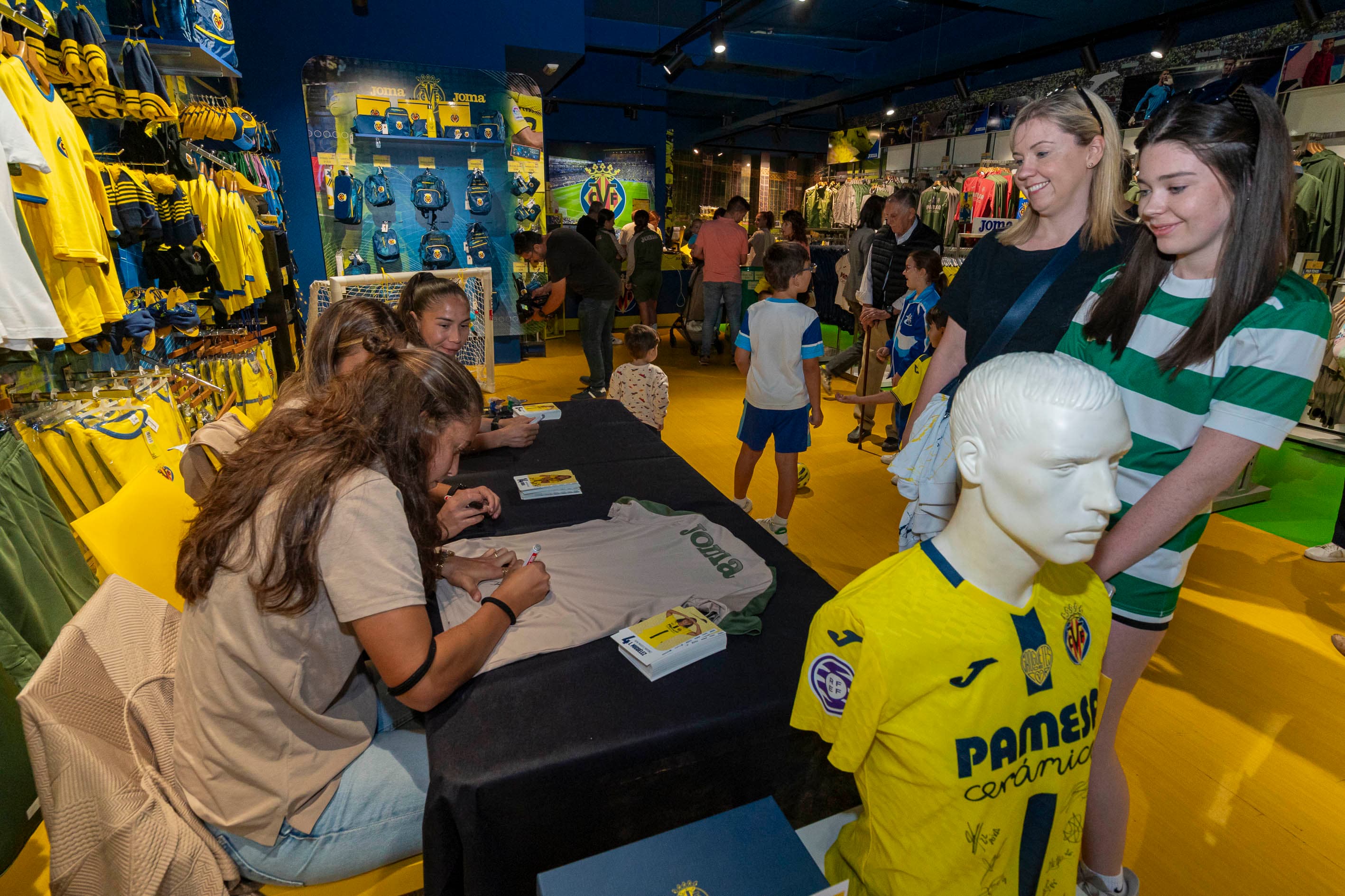 20251017-Autografos VR Fem Tienda Centro-019