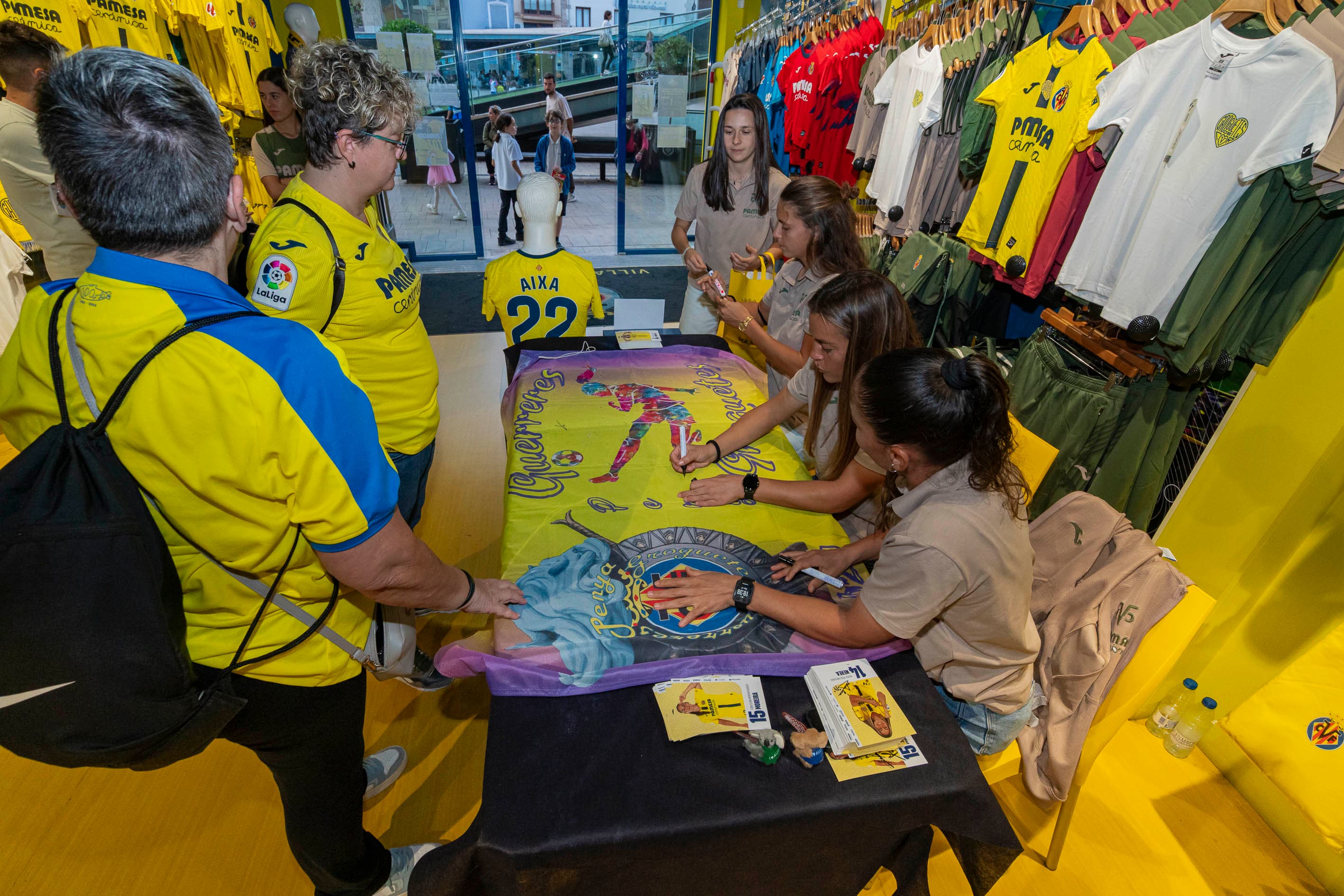 20251017-Autografos VR Fem Tienda Centro-022