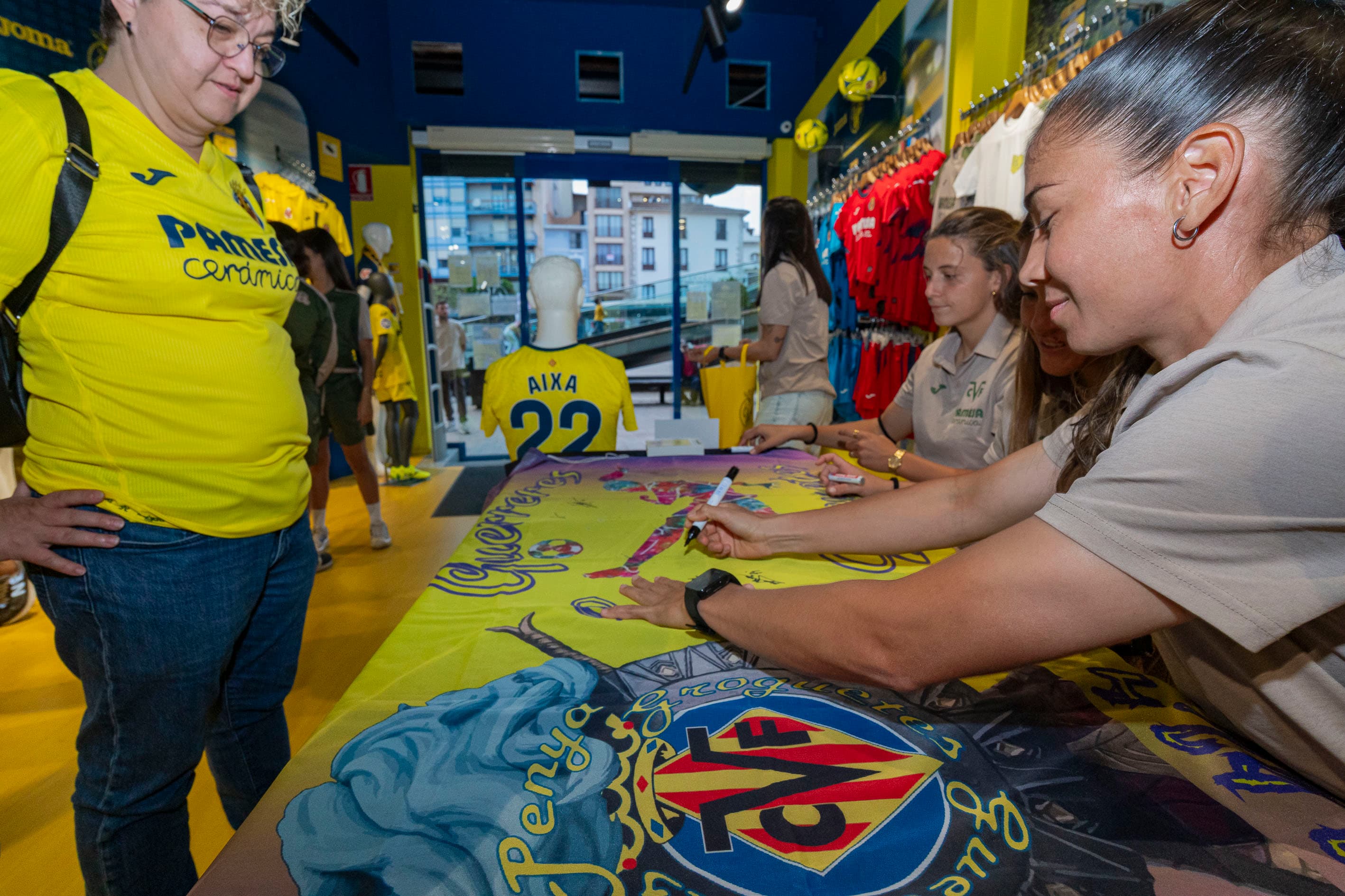 20251017-Autografos VR Fem Tienda Centro-024