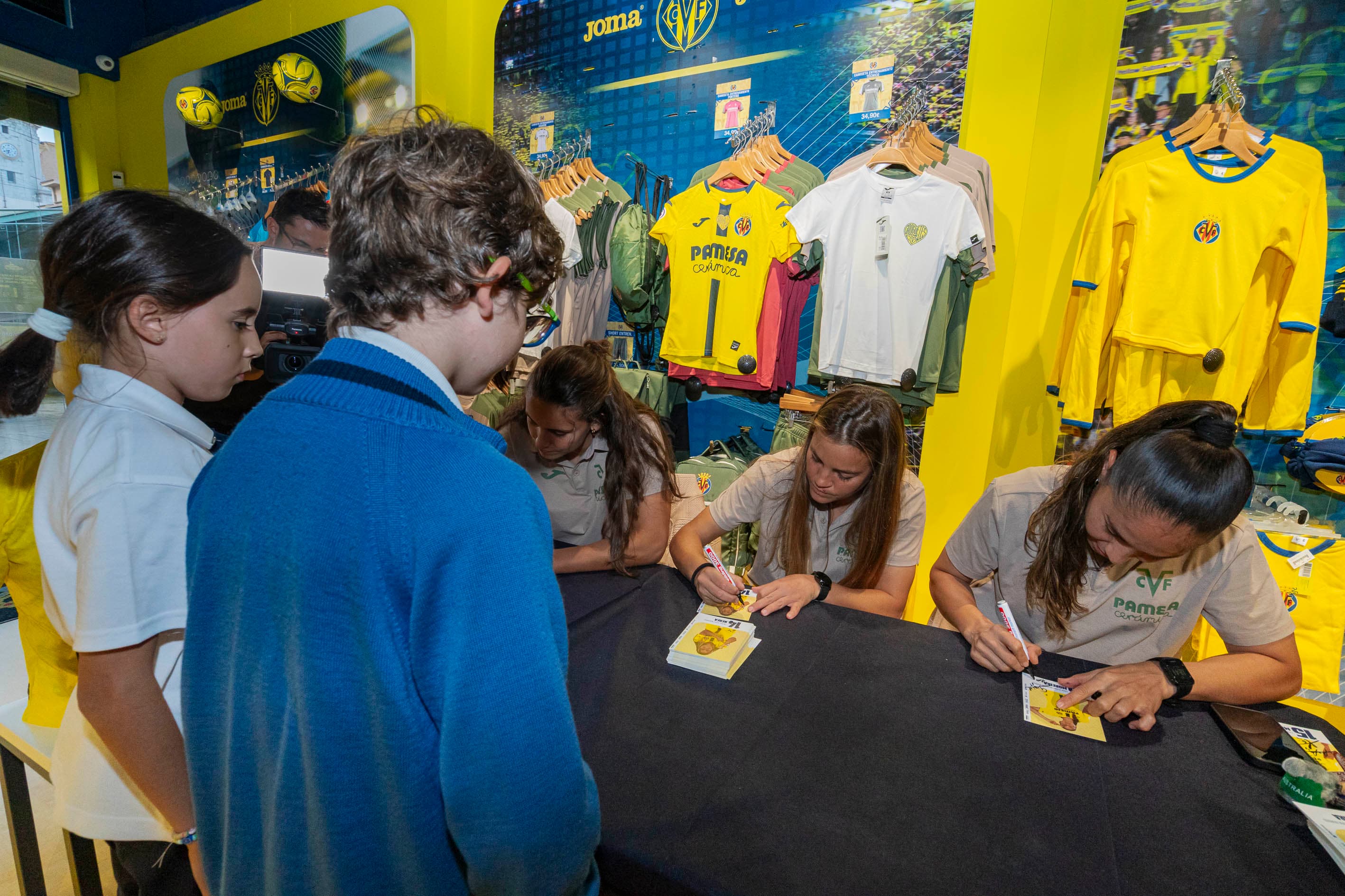 20251017-Autografos VR Fem Tienda Centro-029