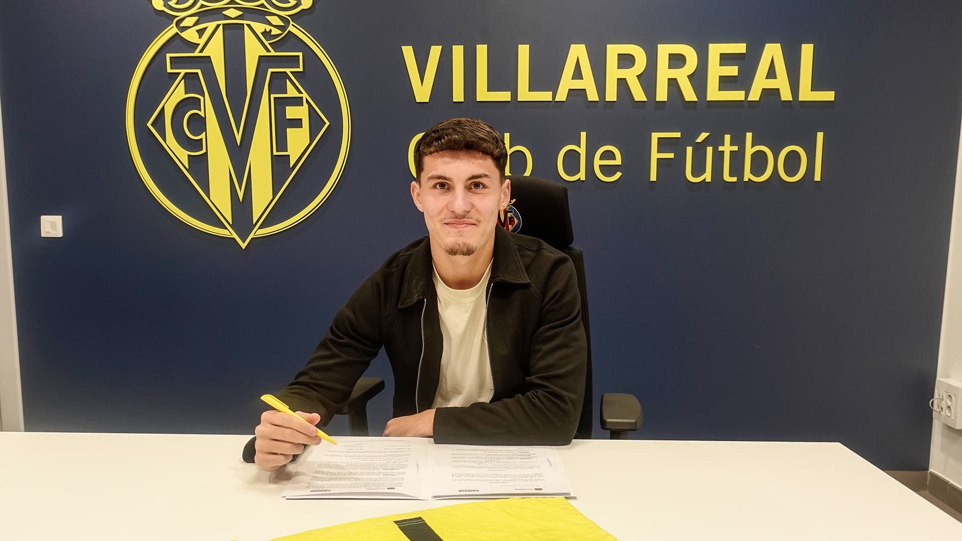 Villarreal CF renew Albert García