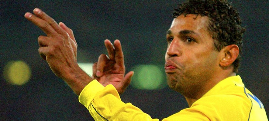 Sonny Anderson of Villarreal celebrates after scoring against AS Roma during their UEFA Cup fourth round, second leg match at the Olympic Stadium in Rome 25 March, 2004. REUTERS/Giampiero Sposito  GS/WSReuters / Picture supplied by Action Images