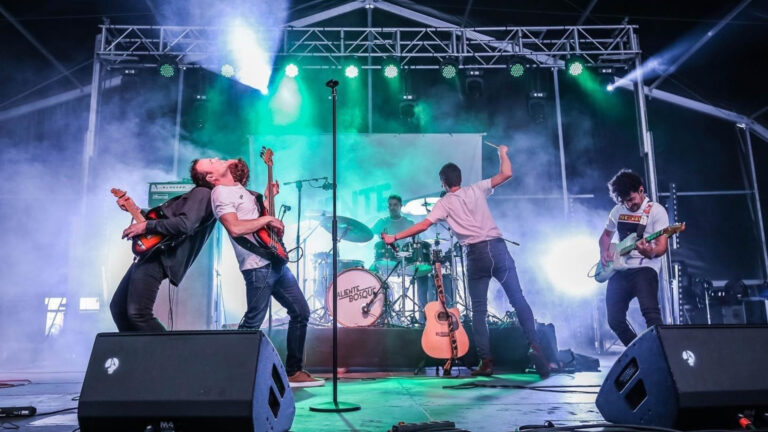 Valiente Bosque, último grupo ganador de Groc Talent, durante su actuación en el SanSan Festival