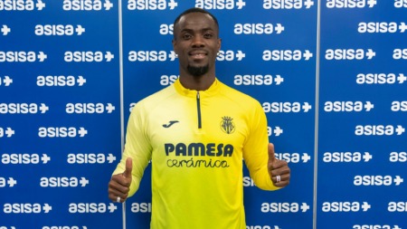 2023 12 30 Llegada y firma Eric Bailly 001