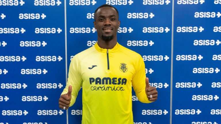 2023 12 30 Llegada y firma Eric Bailly 001