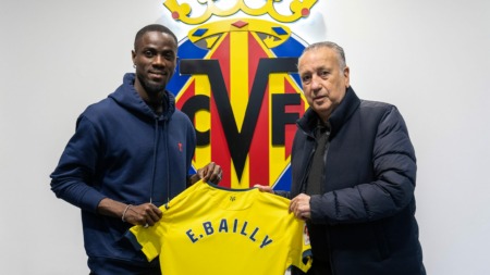2023 12 30 Llegada y firma Eric Bailly 023