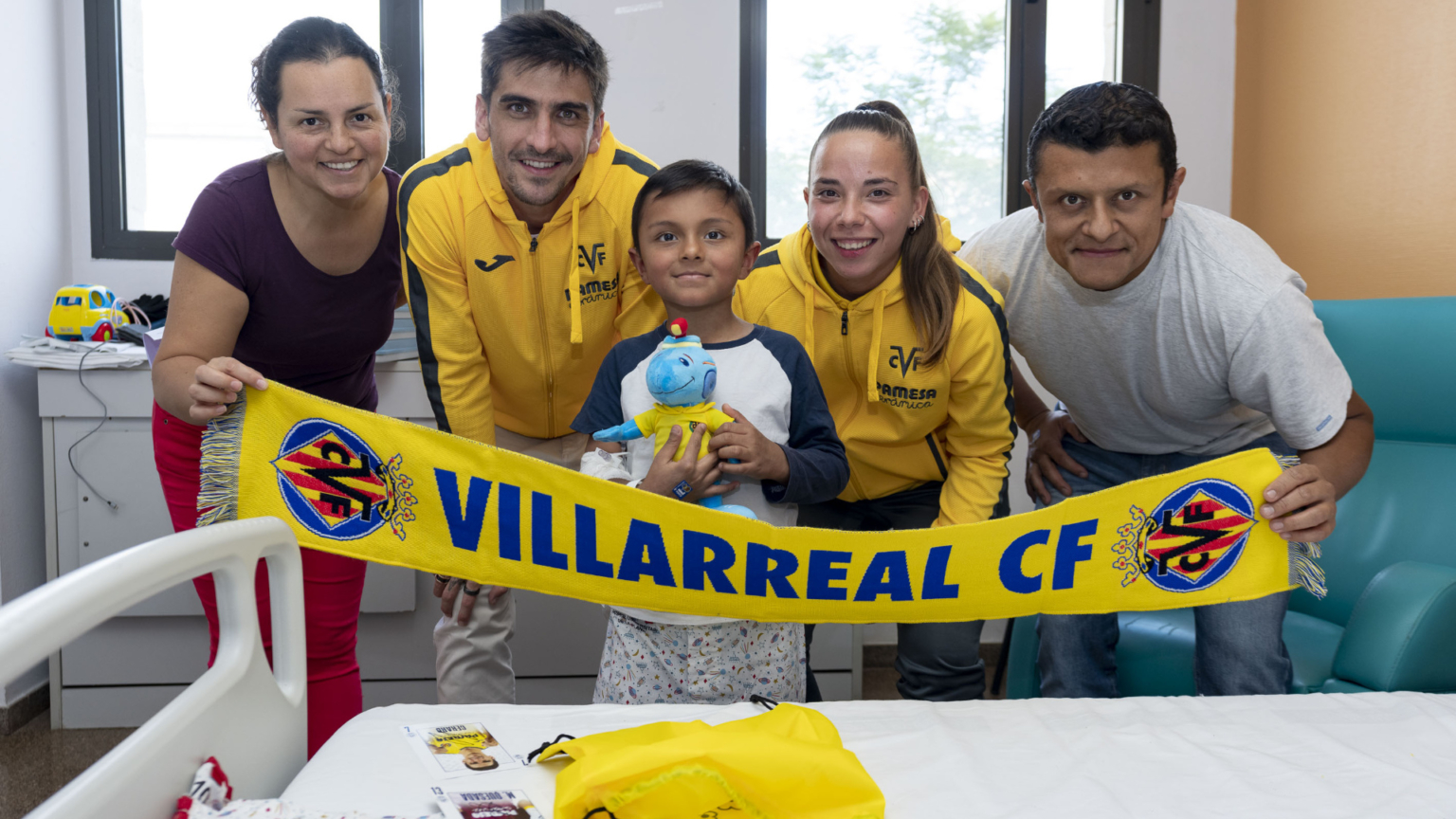 El Villarreal regala ilusión en los hospitales VisitaHospitales