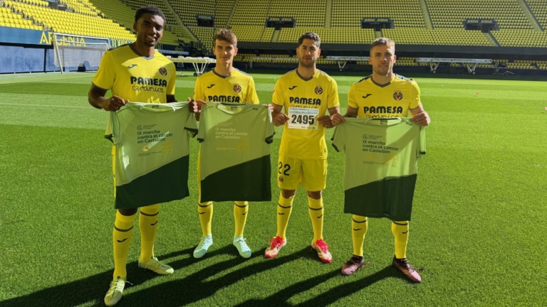 Foto jugadores marcha contra el cancer