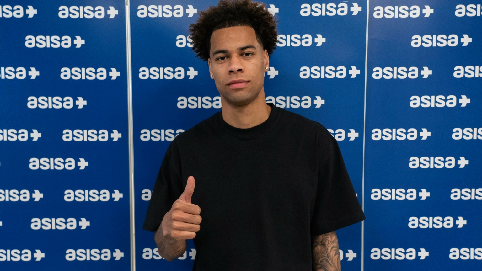 Buchanan supera la revisió médica 20250131 TajonBuchananLlegadaASISA 003 1