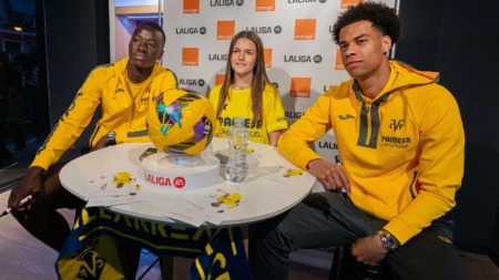 L’afició es bolca amb Gueye i Buchanan 20250219 Firmas Tienda Orange Tajon Buchanan Pape Gueye LaLiga 001