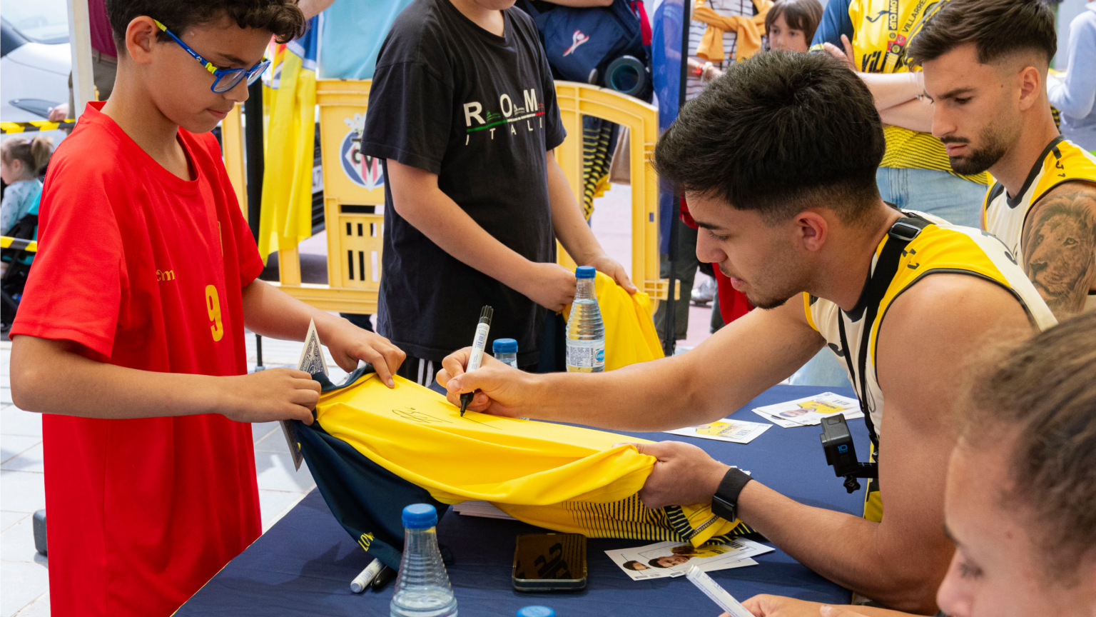 20250418 Yellow Cup Easter Juego y firma autografos 111