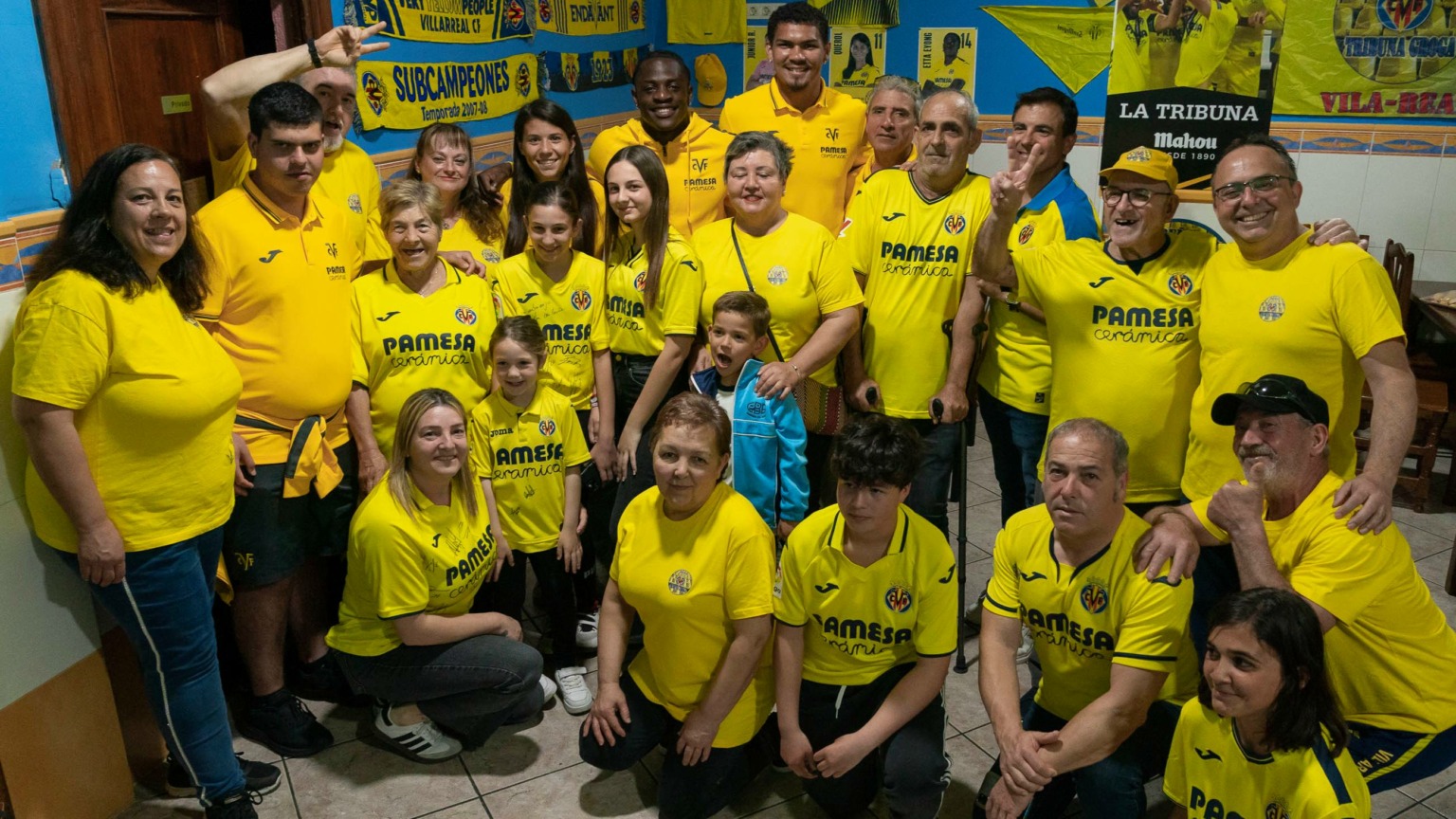 El Submarino visita la peña Tribuna Groga