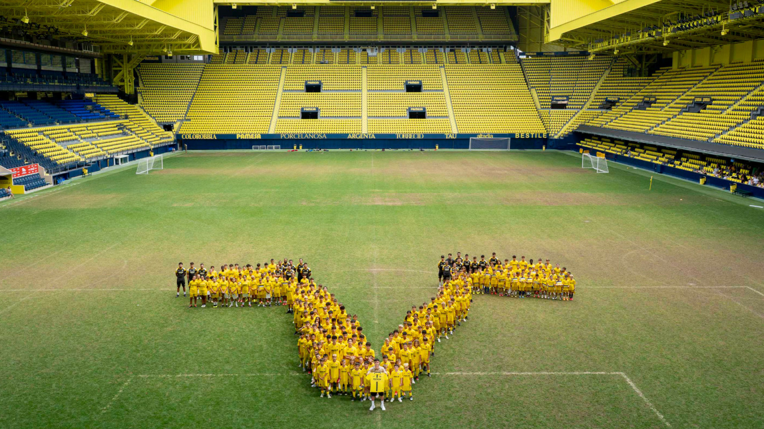 Los niños del Campus del Villarreal CF dan la bienvenida a Alberto Moleiro 20250711 PresentacionMoleiro 044