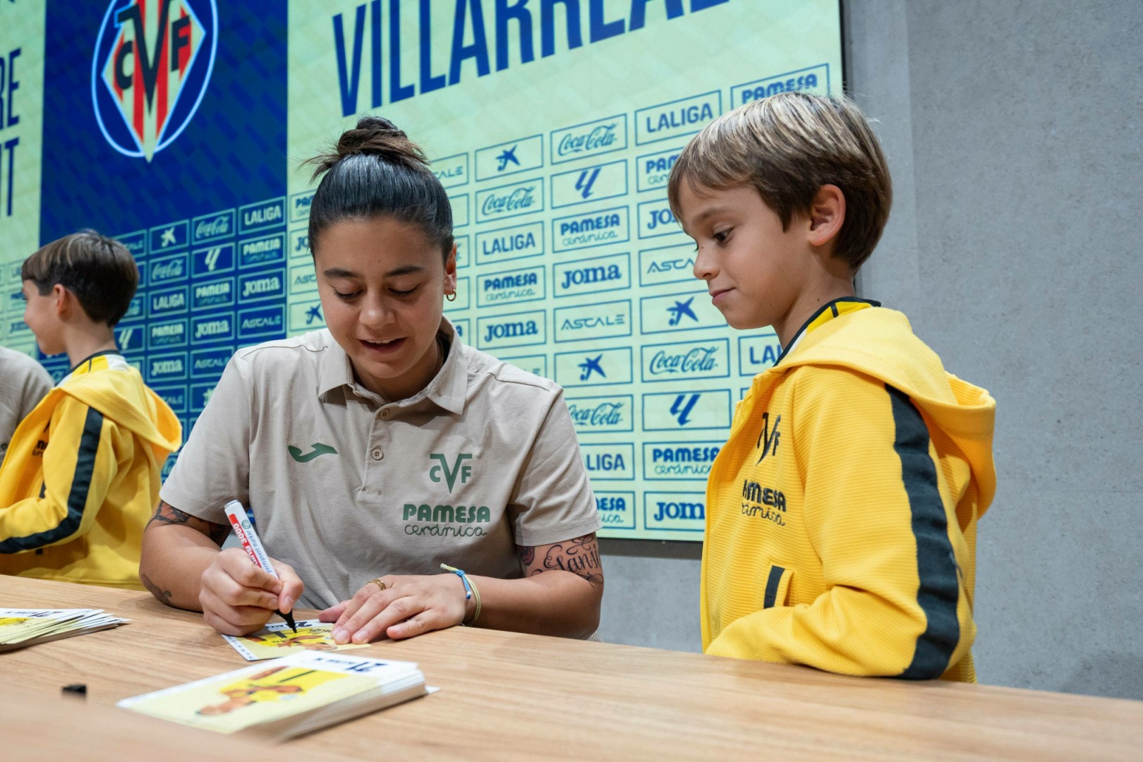 20251118 FirmaAutografosInmersion 001