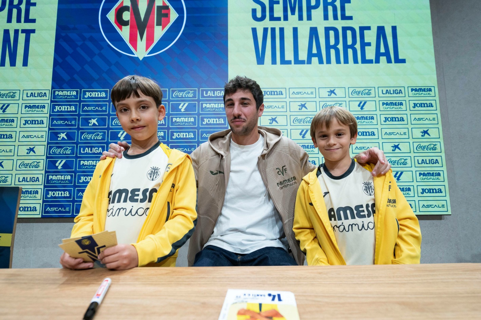 20251118 FirmaAutografosInmersion 002