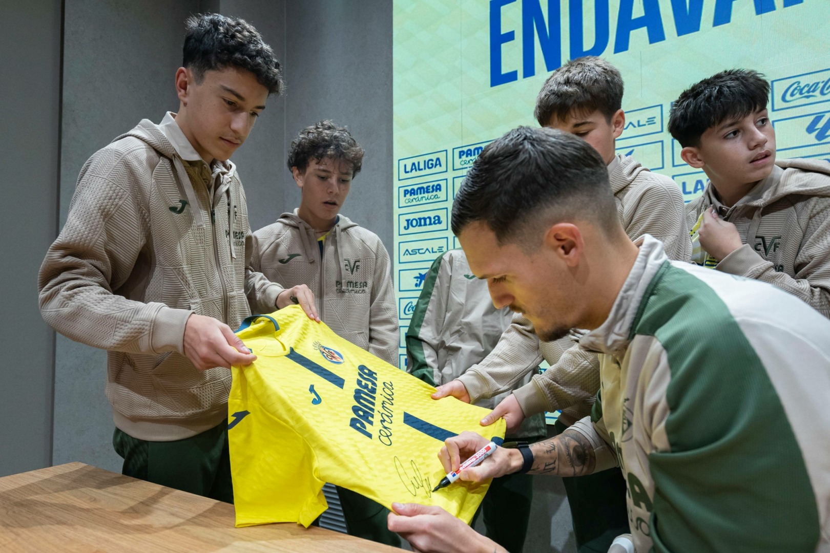 20251118 FirmaAutografosInmersion 004