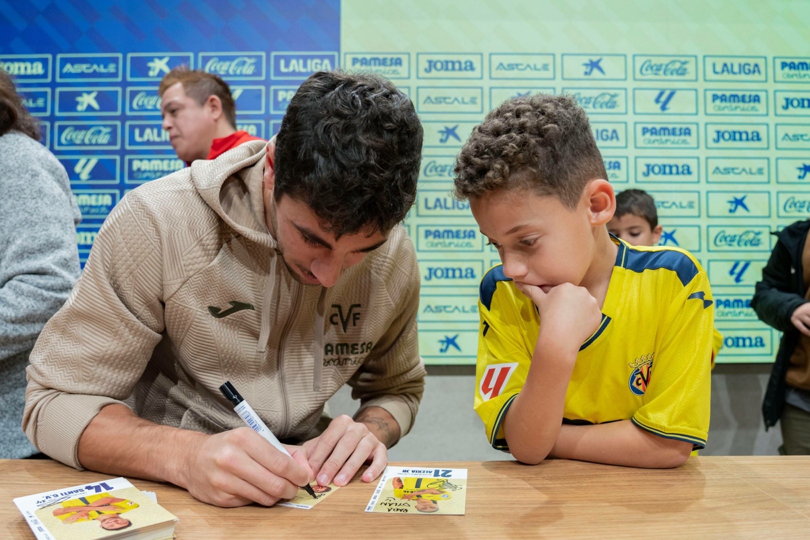 20251118 FirmaAutografosInmersion 015