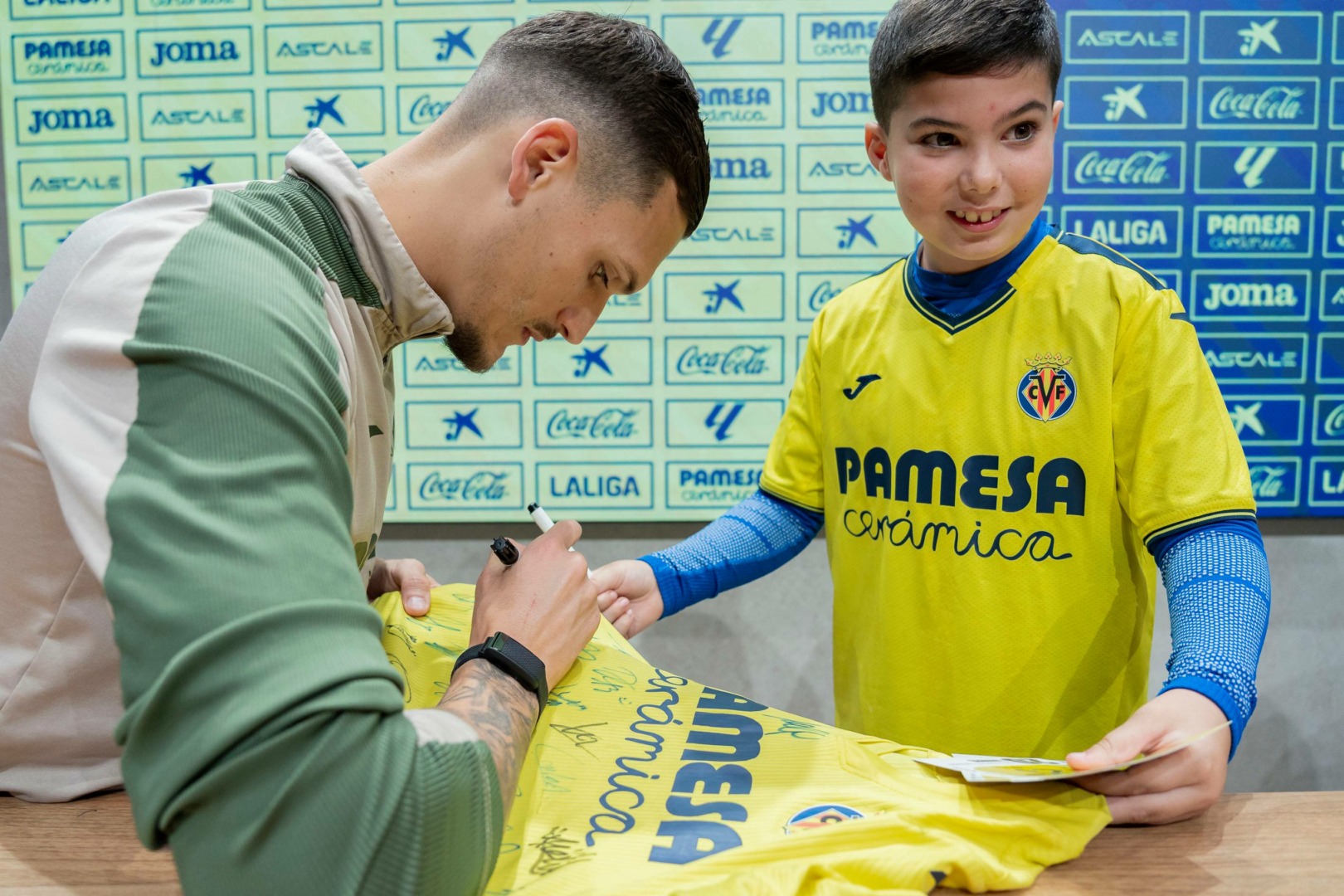 20251118 FirmaAutografosInmersion 019