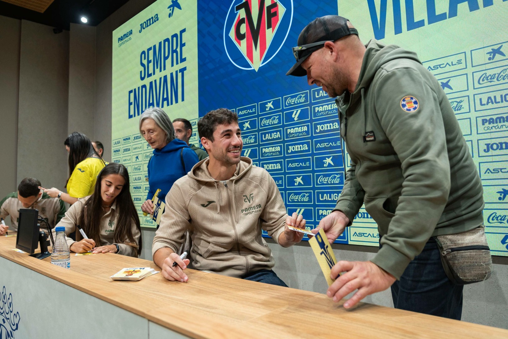 20251118 FirmaAutografosInmersion 024