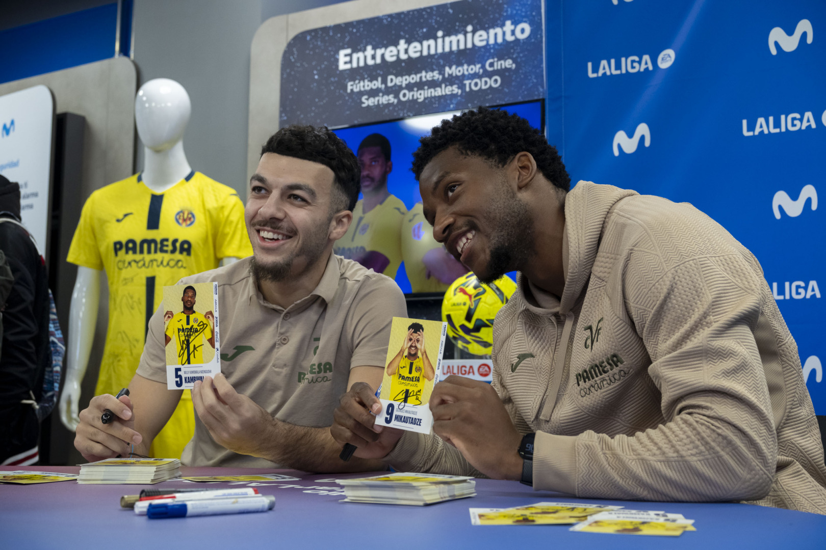 20260114 FirmaAutografosTiendaMovistar 001