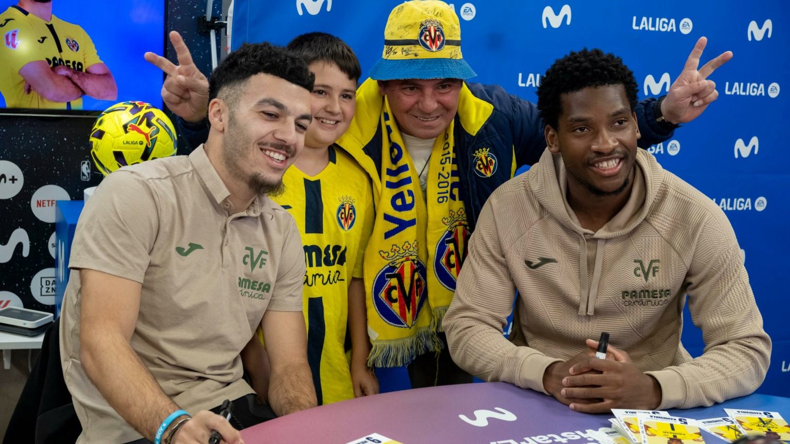 L’afició es bolca amb Mikautadze i Kambwala 20260114 FirmaAutografosTiendaMovistar 003