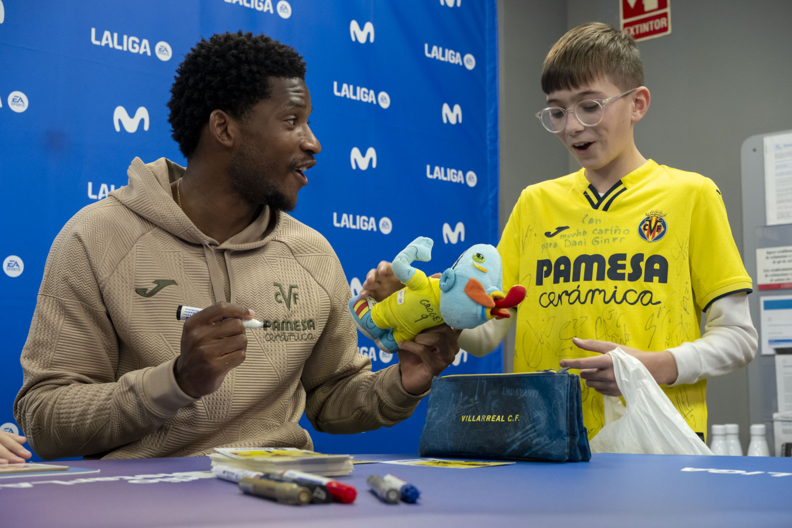 20260114 FirmaAutografosTiendaMovistar 004