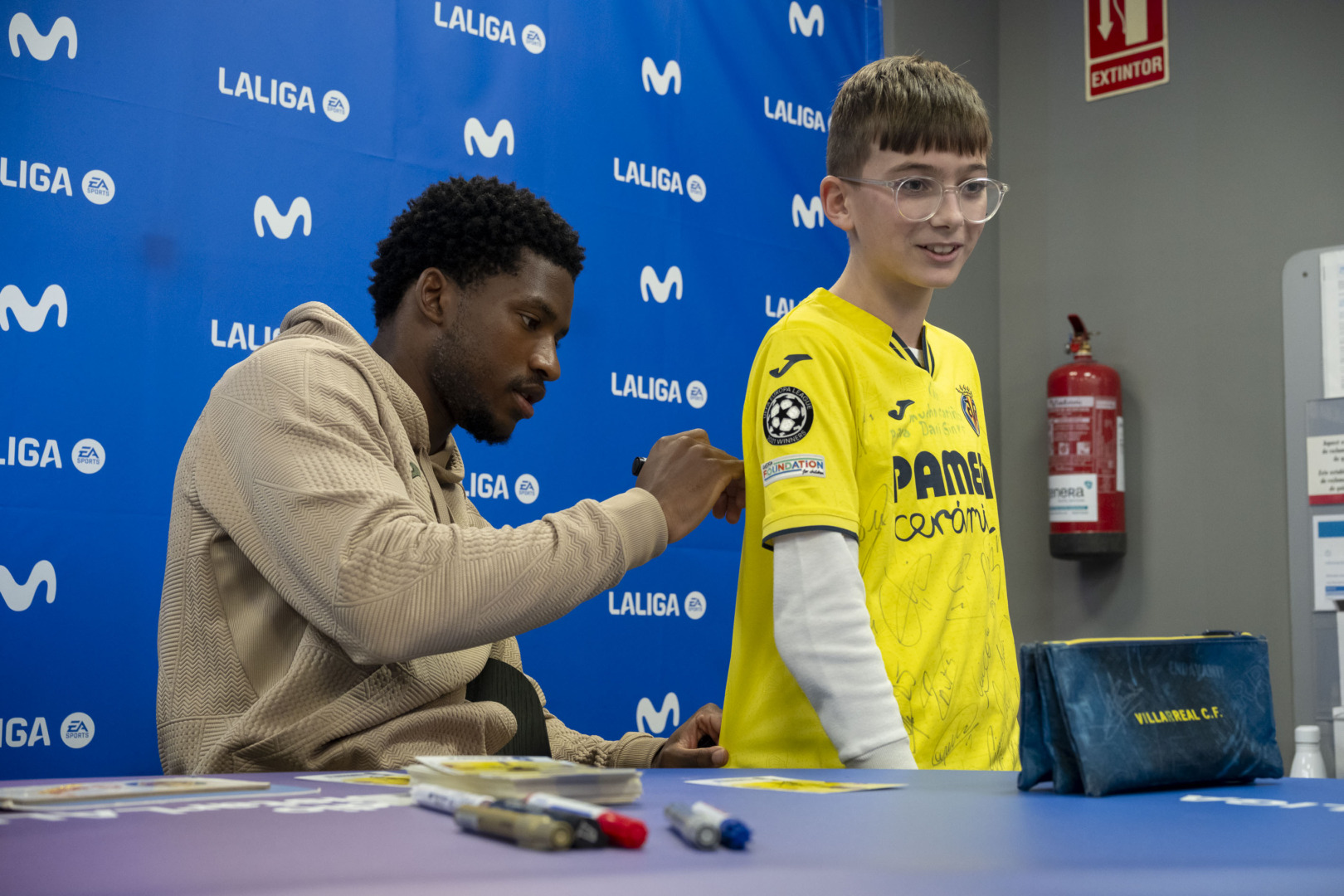 20260114 FirmaAutografosTiendaMovistar 005