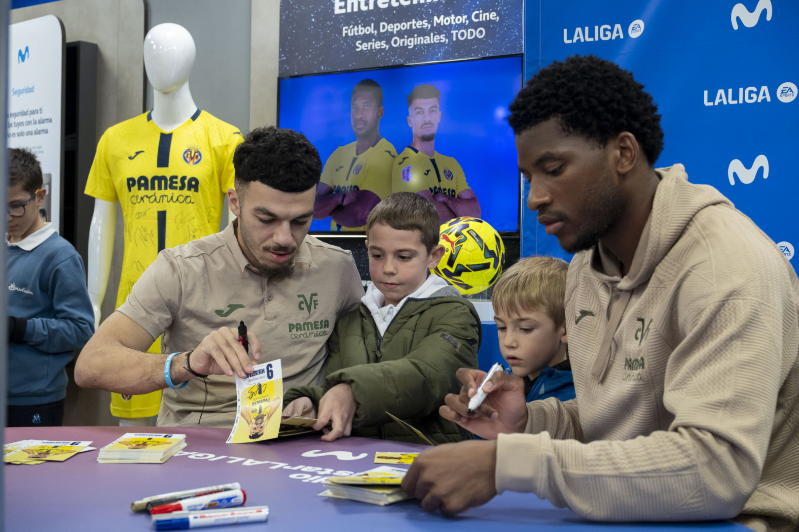 20260114 FirmaAutografosTiendaMovistar 008