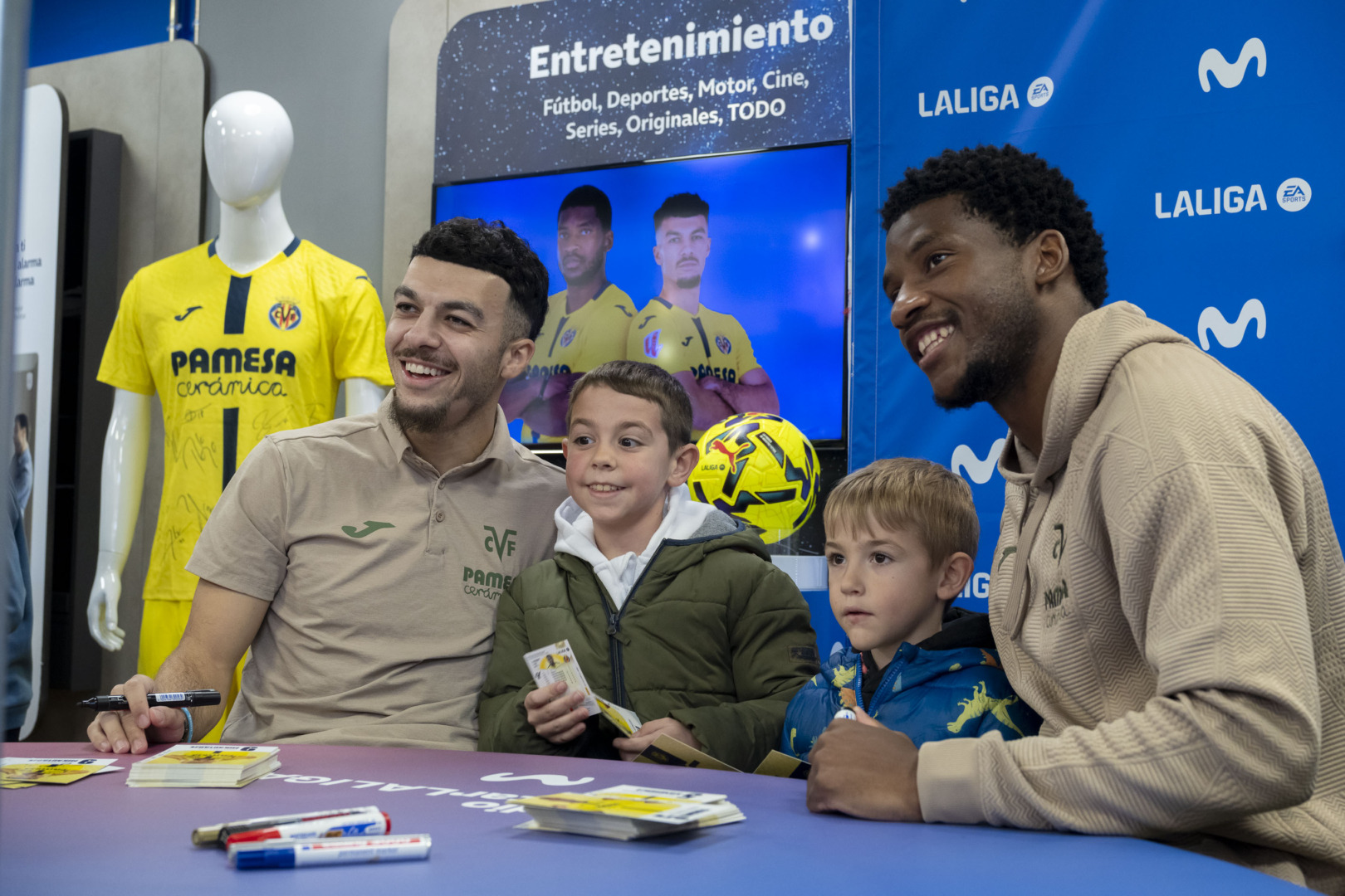 20260114 FirmaAutografosTiendaMovistar 009