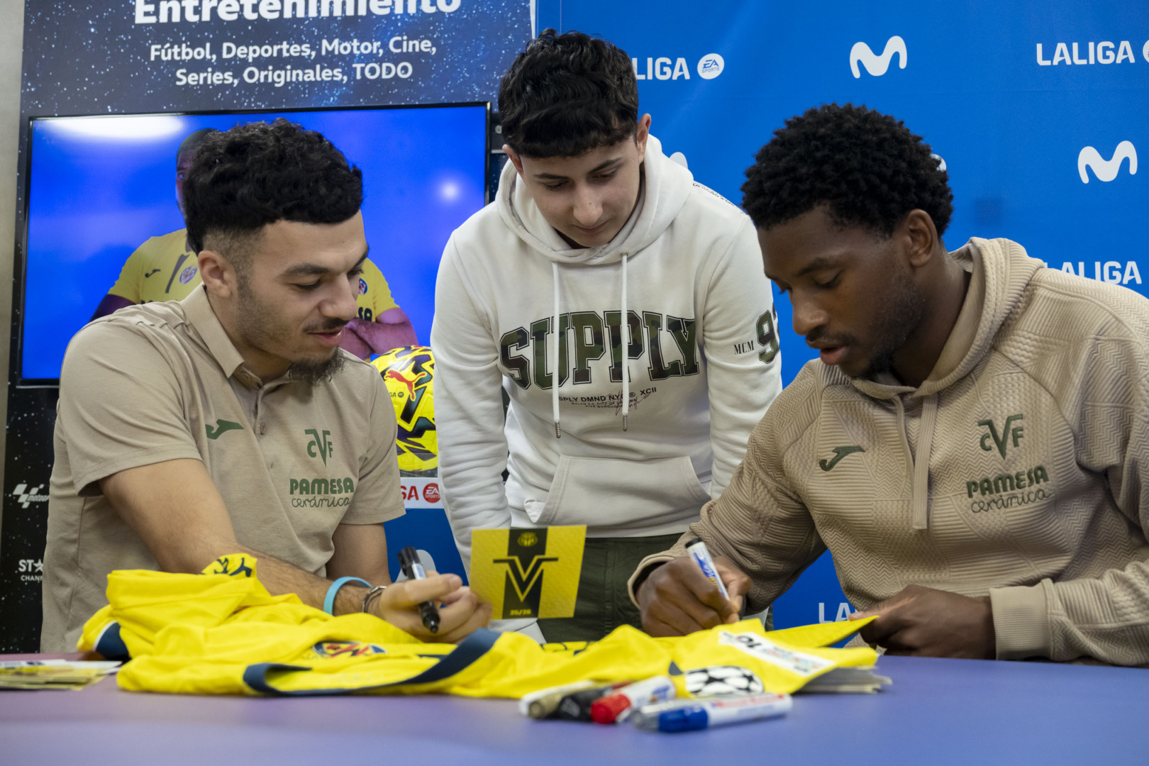 20260114 FirmaAutografosTiendaMovistar 010