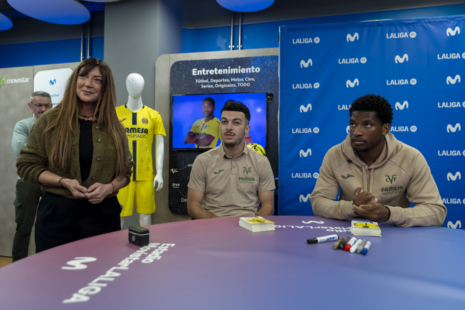 20260114 FirmaAutografosTiendaMovistar 014