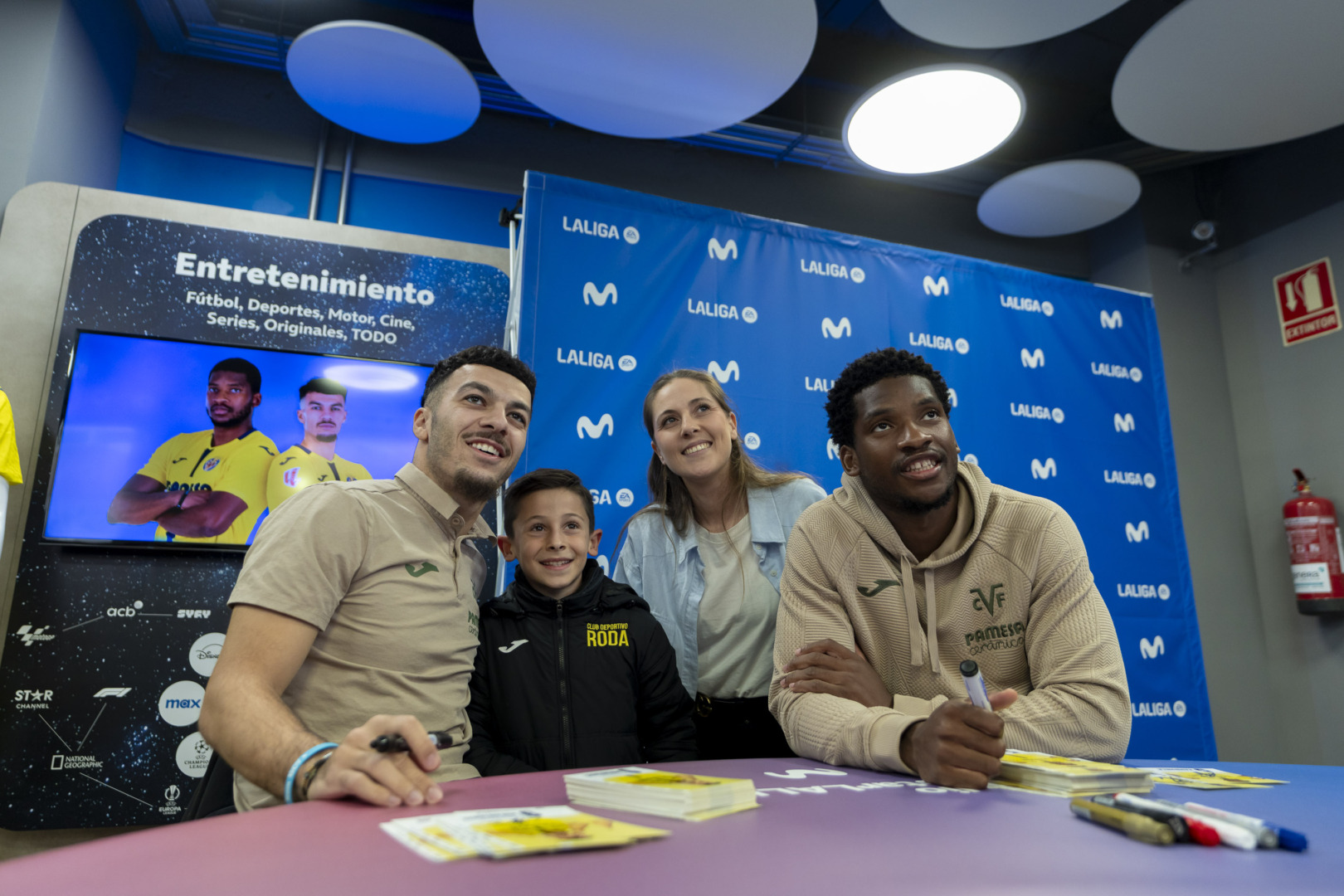 20260114 FirmaAutografosTiendaMovistar 015