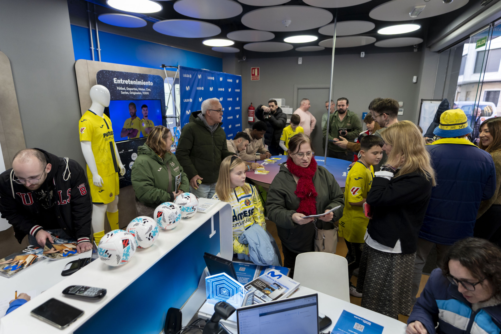 20260114 FirmaAutografosTiendaMovistar 016