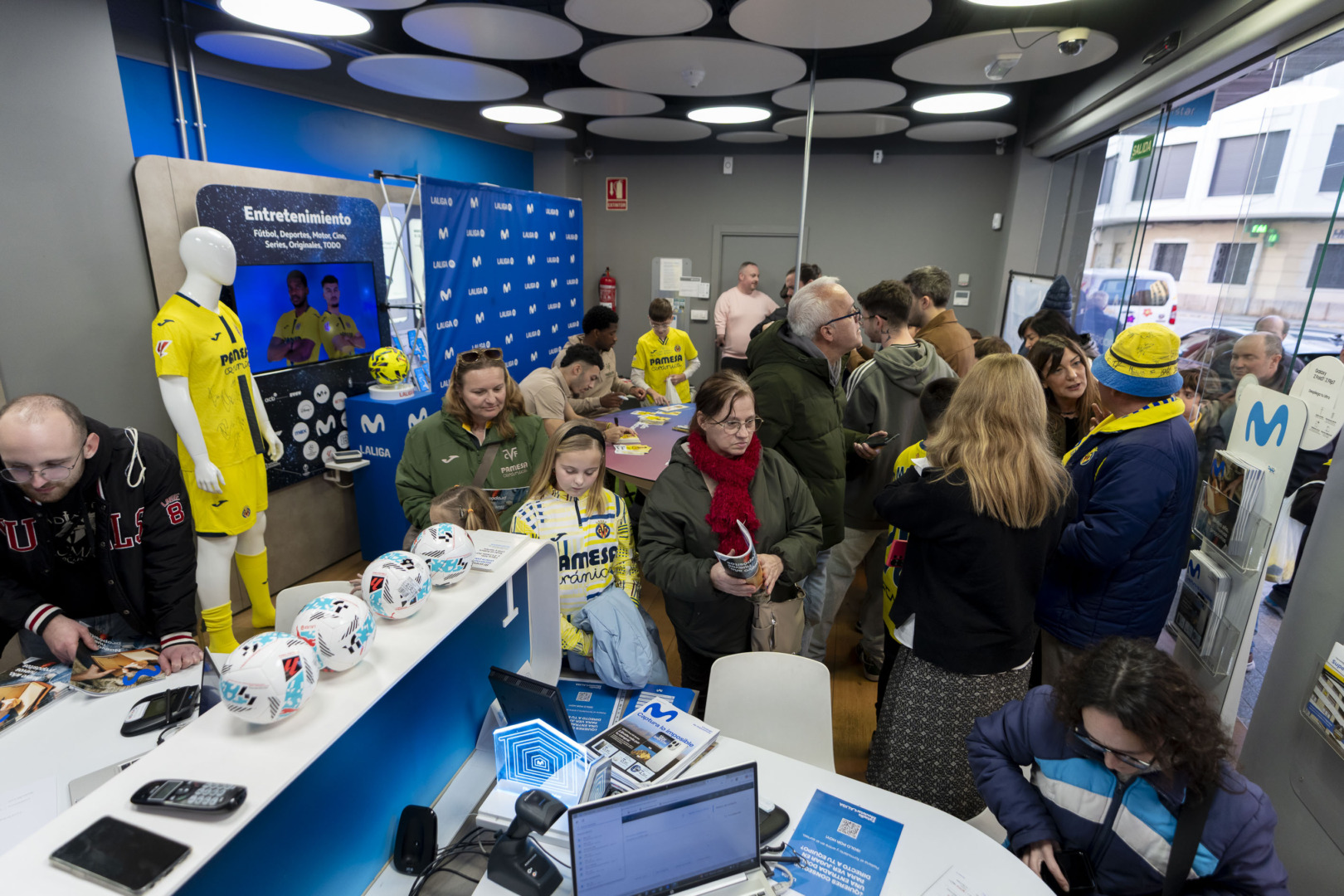 20260114 FirmaAutografosTiendaMovistar 017