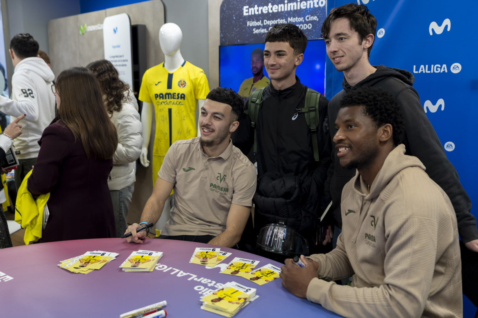 20260114 FirmaAutografosTiendaMovistar 018