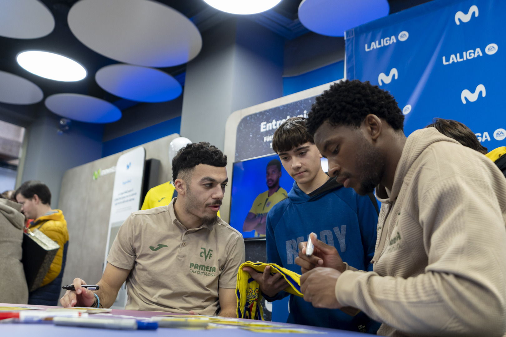 20260114 FirmaAutografosTiendaMovistar 020