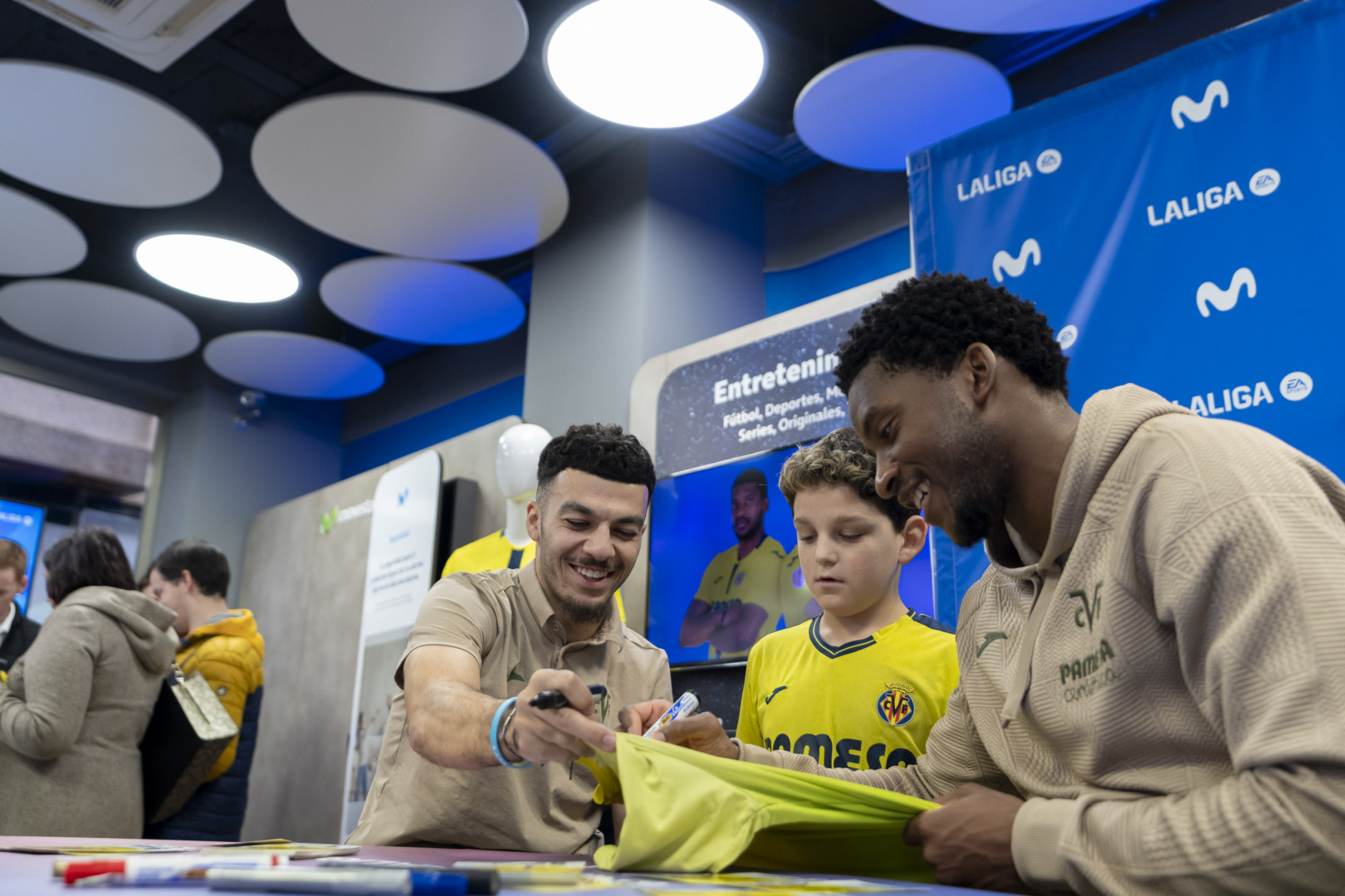 20260114 FirmaAutografosTiendaMovistar 021