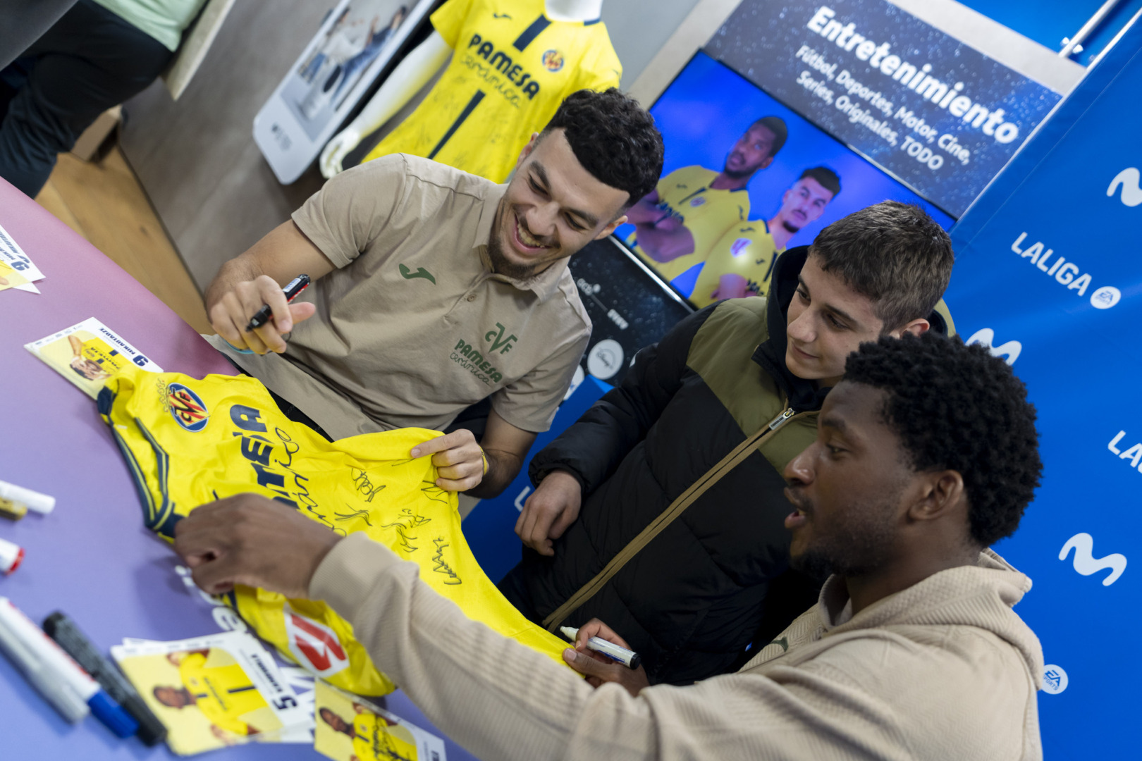 20260114 FirmaAutografosTiendaMovistar 022