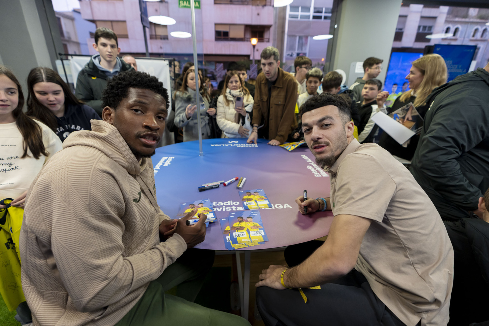 20260114 FirmaAutografosTiendaMovistar 023