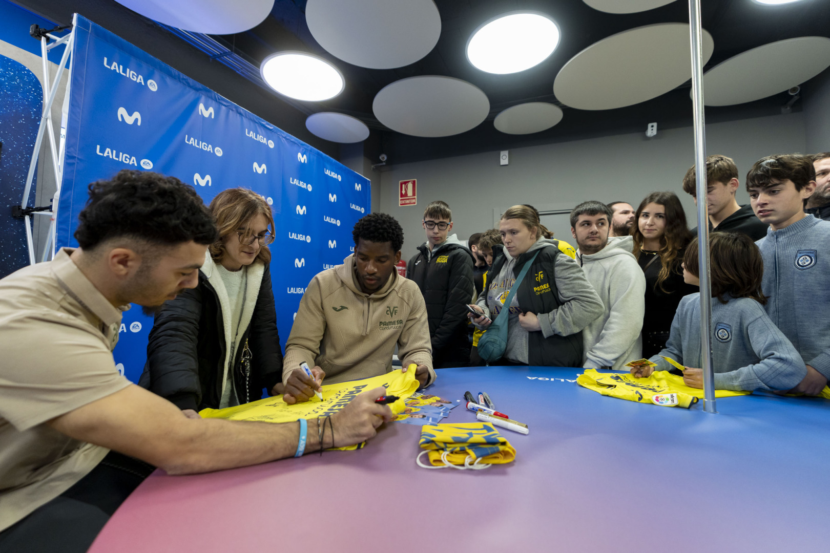 20260114 FirmaAutografosTiendaMovistar 024