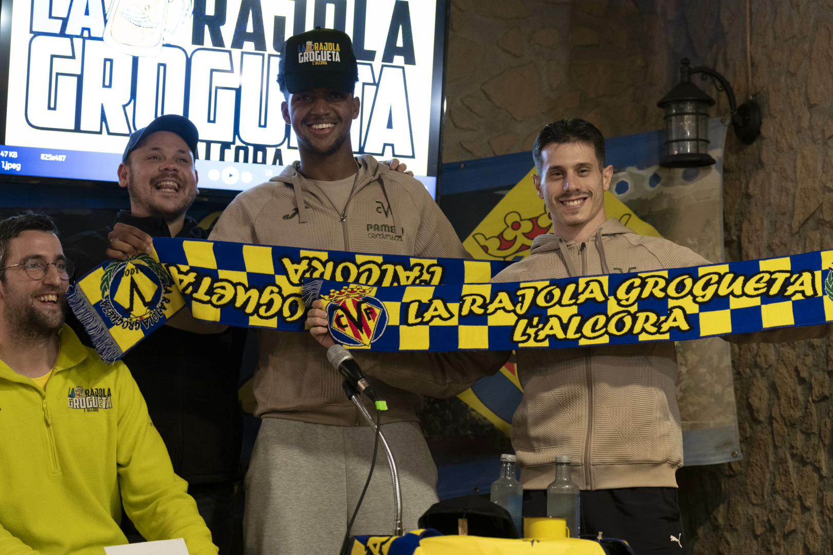 Alfon and Freeman receive a warm welcome from La Rajola Grogueta supporters 3 20260210 VisitaPenaLaRajolaGroguetaAlcoraAlfonFreeman 003