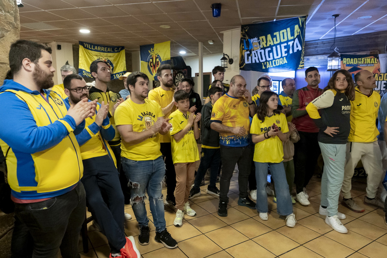 Alfon and Freeman receive a warm welcome from La Rajola Grogueta supporters 1 20260210 VisitaPenaLaRajolaGroguetaAlcoraAlfonFreeman 016