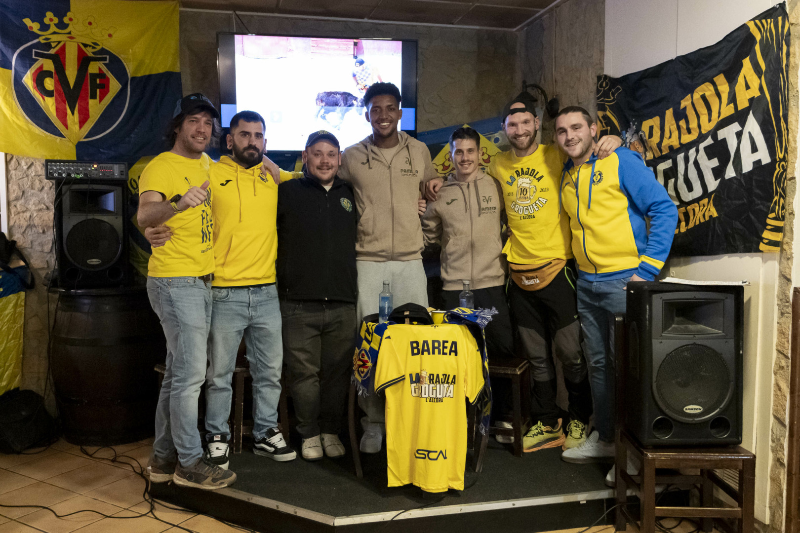 Alfon and Freeman receive a warm welcome from La Rajola Grogueta supporters 2 20260210 VisitaPenaLaRajolaGroguetaAlcoraAlfonFreeman 021