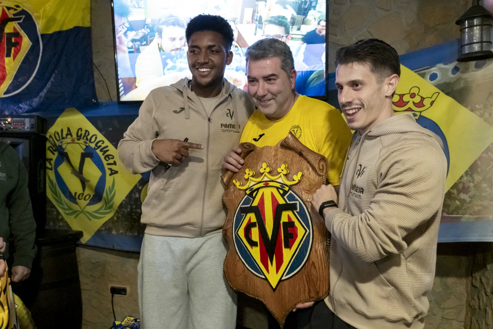 Alfon and Freeman receive a warm welcome from La Rajola Grogueta supporters 4 20260210 VisitaPenaLaRajolaGroguetaAlcoraAlfonFreeman 022