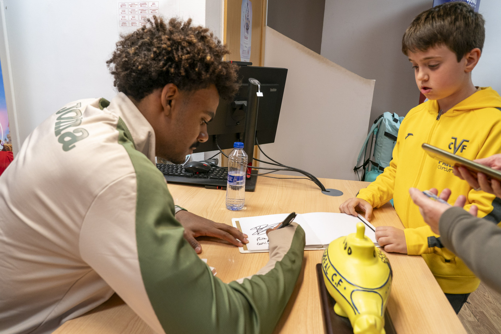 20260211 Firma Pepe y Veiga Halcon Viajes 018