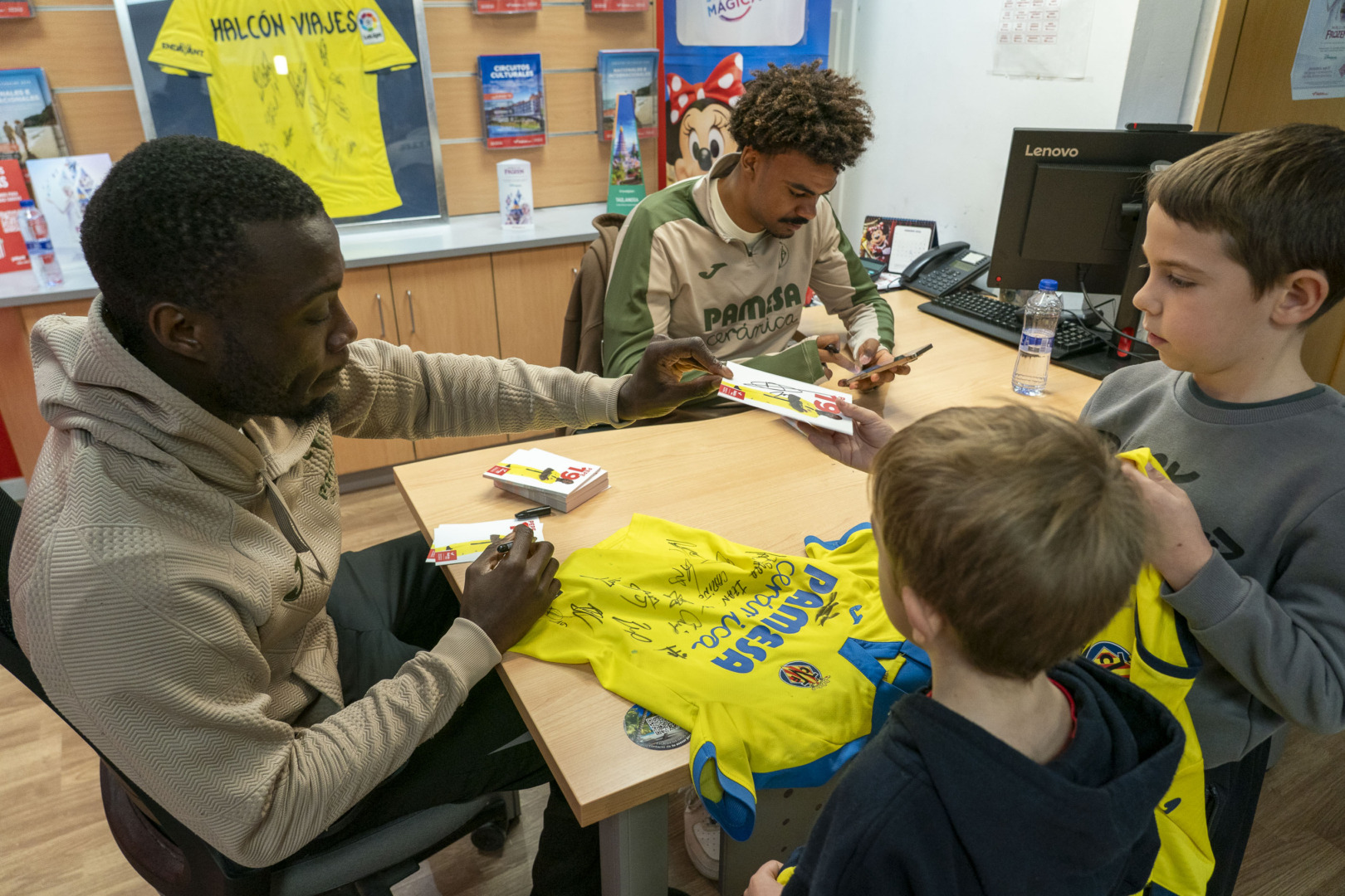 20260211 Firma Pepe y Veiga Halcon Viajes 021