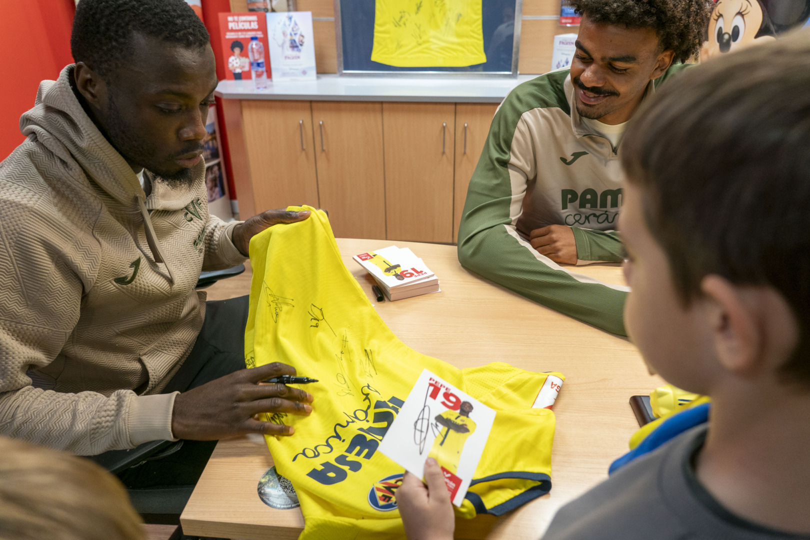 20260211 Firma Pepe y Veiga Halcon Viajes 022