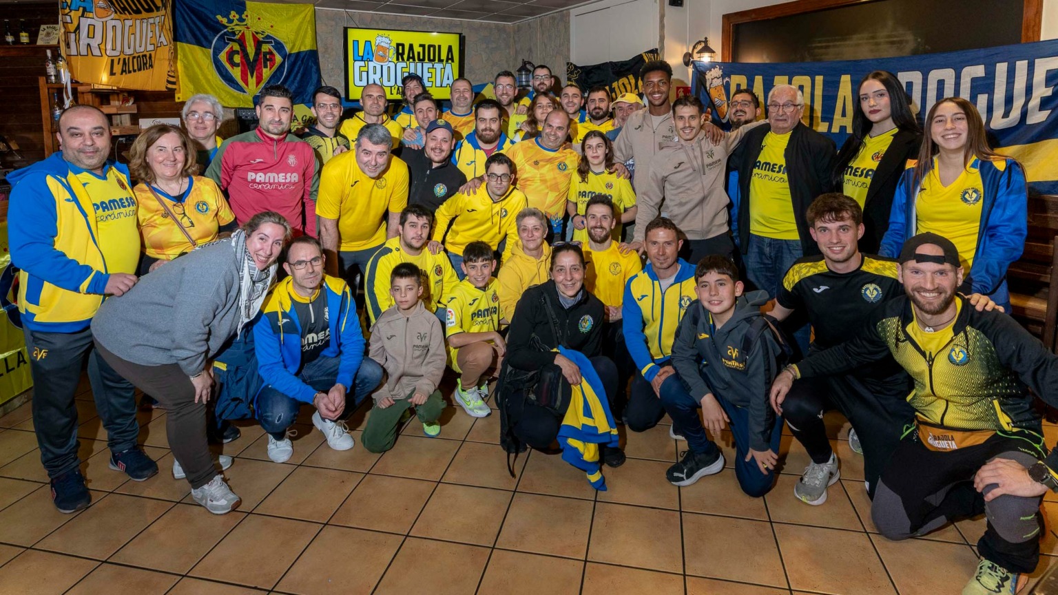 Alfon and Freeman receive a warm welcome from La Rajola Grogueta supporters pea