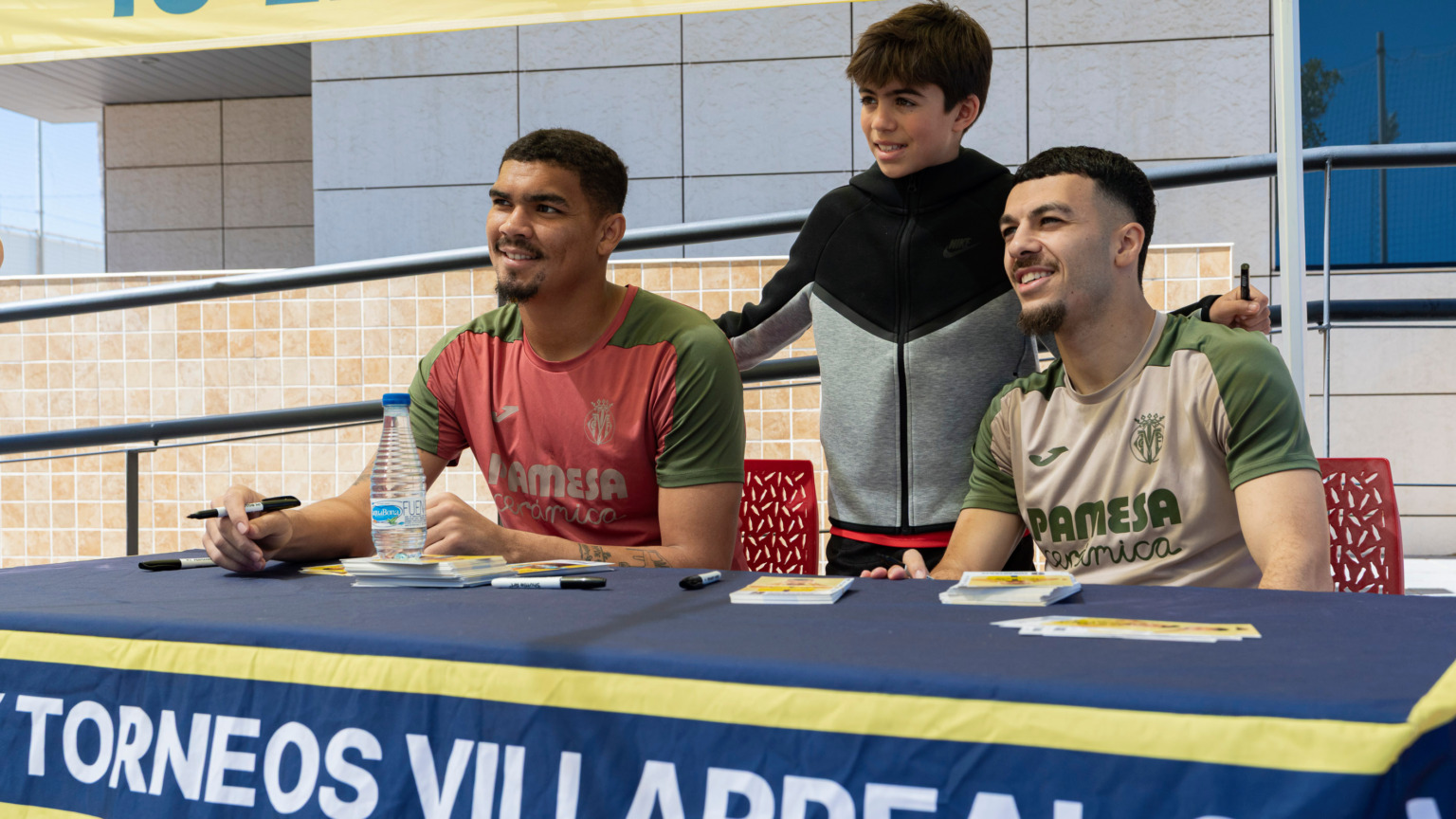 Georges Mikautadze i Luiz Júnior firmen autògrafs en la Villarreal Yellow Cup Easter 20260403 VYCE Firma Autografos Mikautadze 007