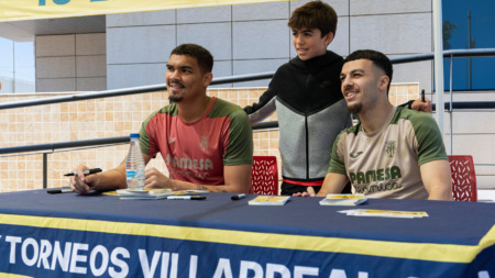 20260403 VYCE Firma Autografos Mikautadze 007